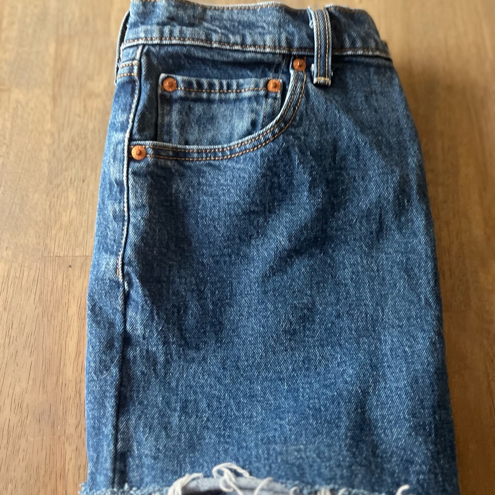 Women’s Levi’s Ribcage Jean Shorts - Size 29